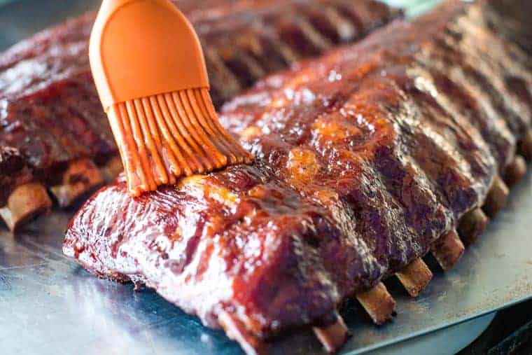 How to smoke ribs brushing with sauce