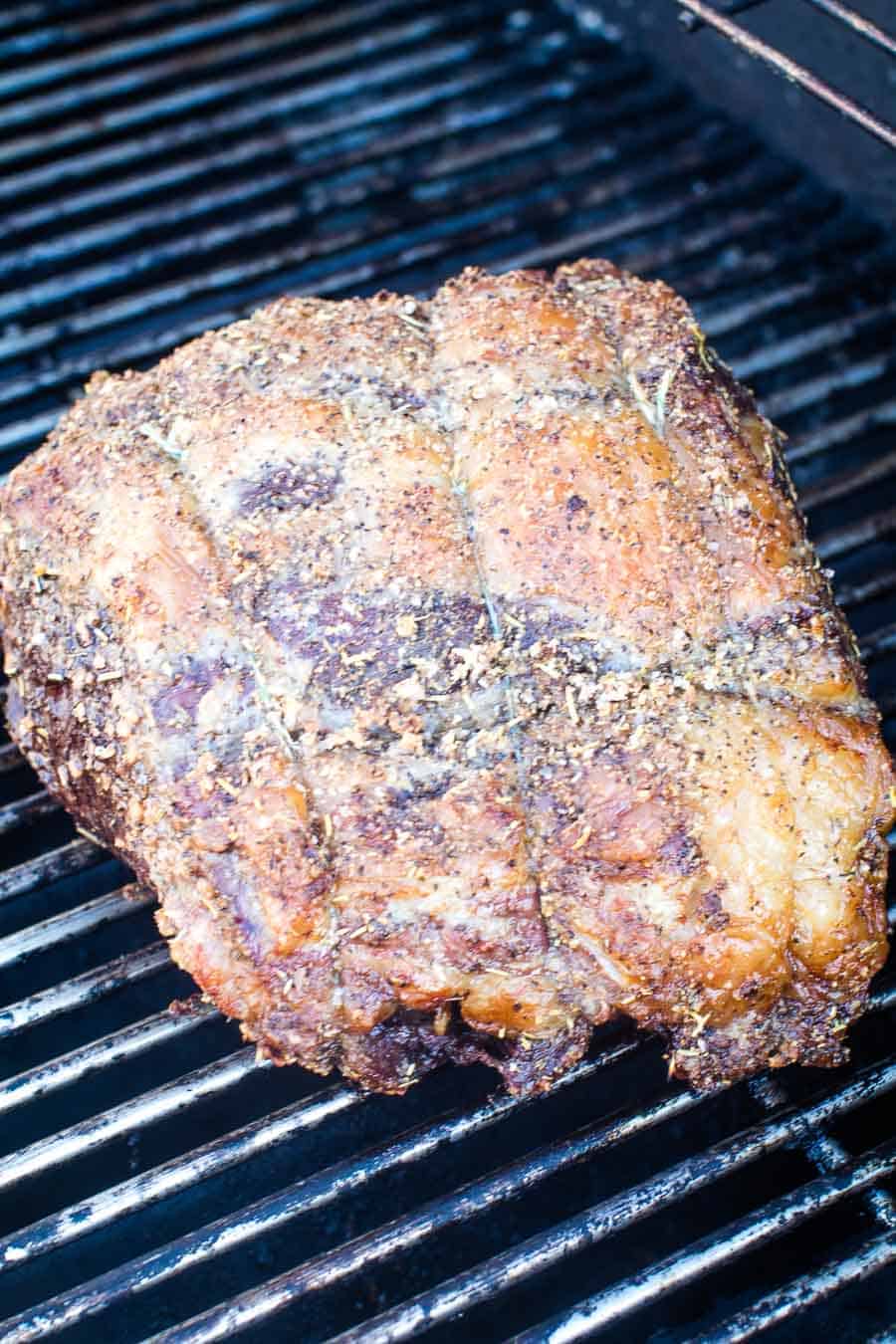 https://gimmesomegrilling.com/wp-content/uploads/2019/11/Grilled-Prime-Rib-Recipe-8-of-34.jpg