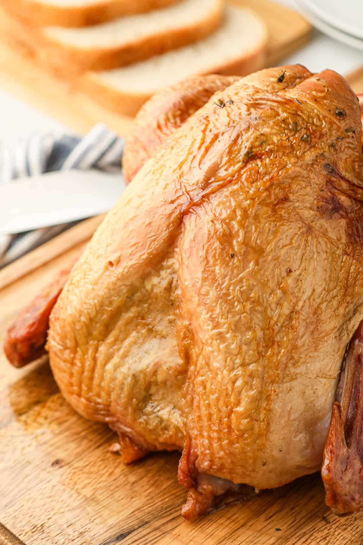 Close up picture oof baked turkey on a cutting board